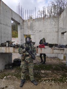 Игрок на бетонной площадке тренировки в Уфе