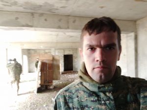 Участник тренировки в защитном снаряжении