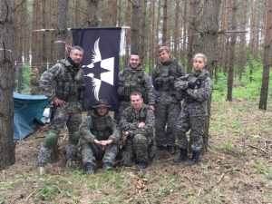 Участники Витебской мышеловки с командными флагами