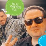 Участник в маске находится по шею в болотной воде под указателем «START».